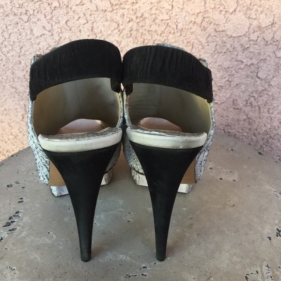 Nicholas Kirkwood Peep Toe Sling Back Heels Gray Scalloped Textured Size 9 - Picture 4 of 8